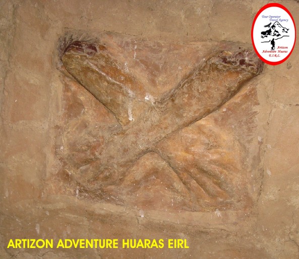 manos cruzadas femeninas, derecha sobre izquierda - Kotosh - Huanuco